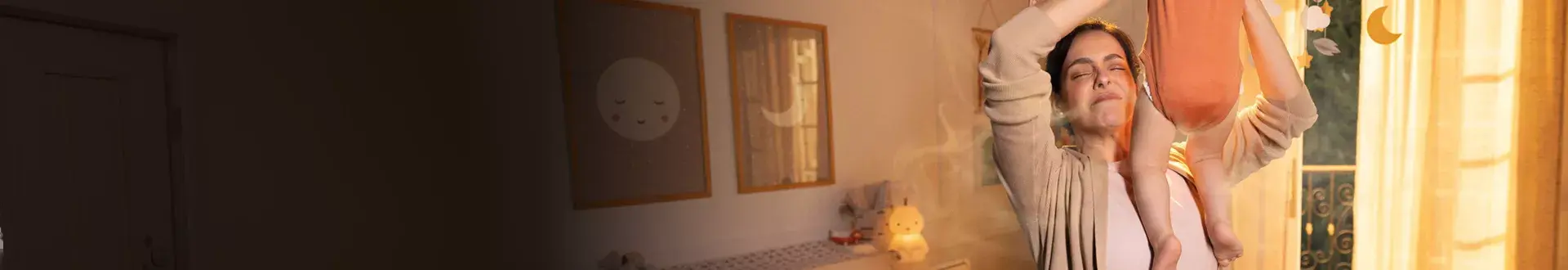 Une femme soulève son bébé pour vérifier sa couche et est immédiatement dégoûtée par l'odeur.