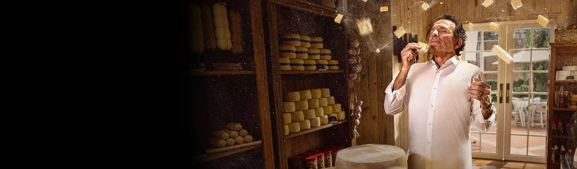 Homme sentant joyeusement le fromage