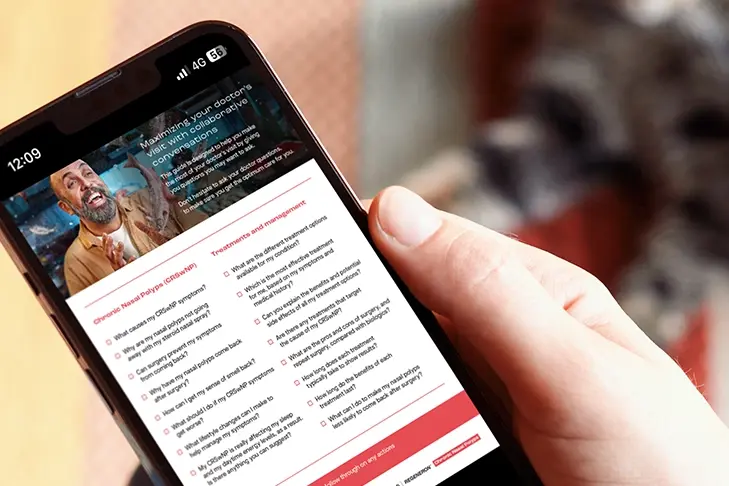 Paciente leyendo la guía de discusión CRSwNP en su smartphone