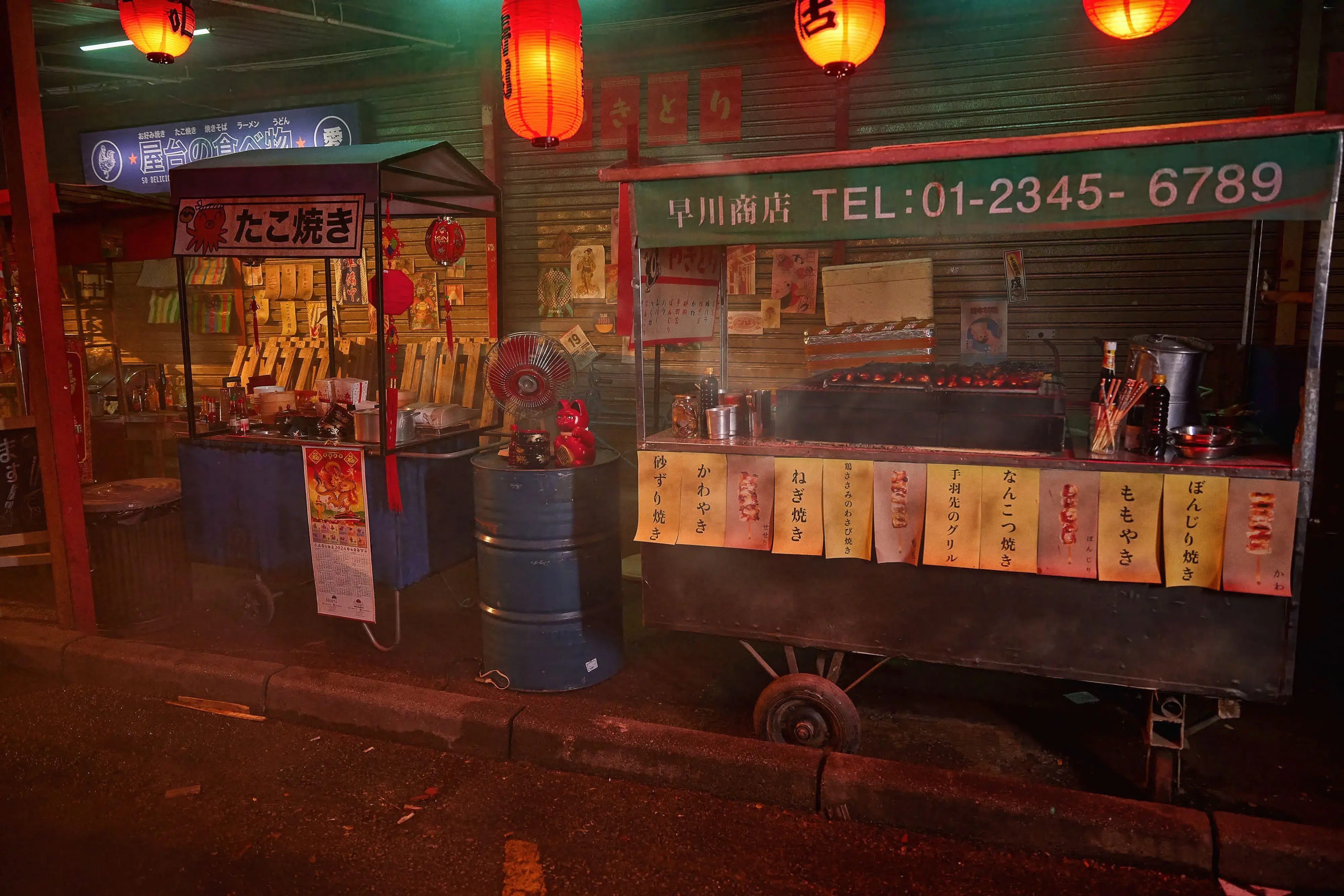 Un mercado nocturno japonés con farolillos rojos y un puesto de yakitori